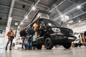 Jak wybrać firmę do zabudowy kempingowej? 4 kluczowe kryteria, które warto wziąć pod uwagę