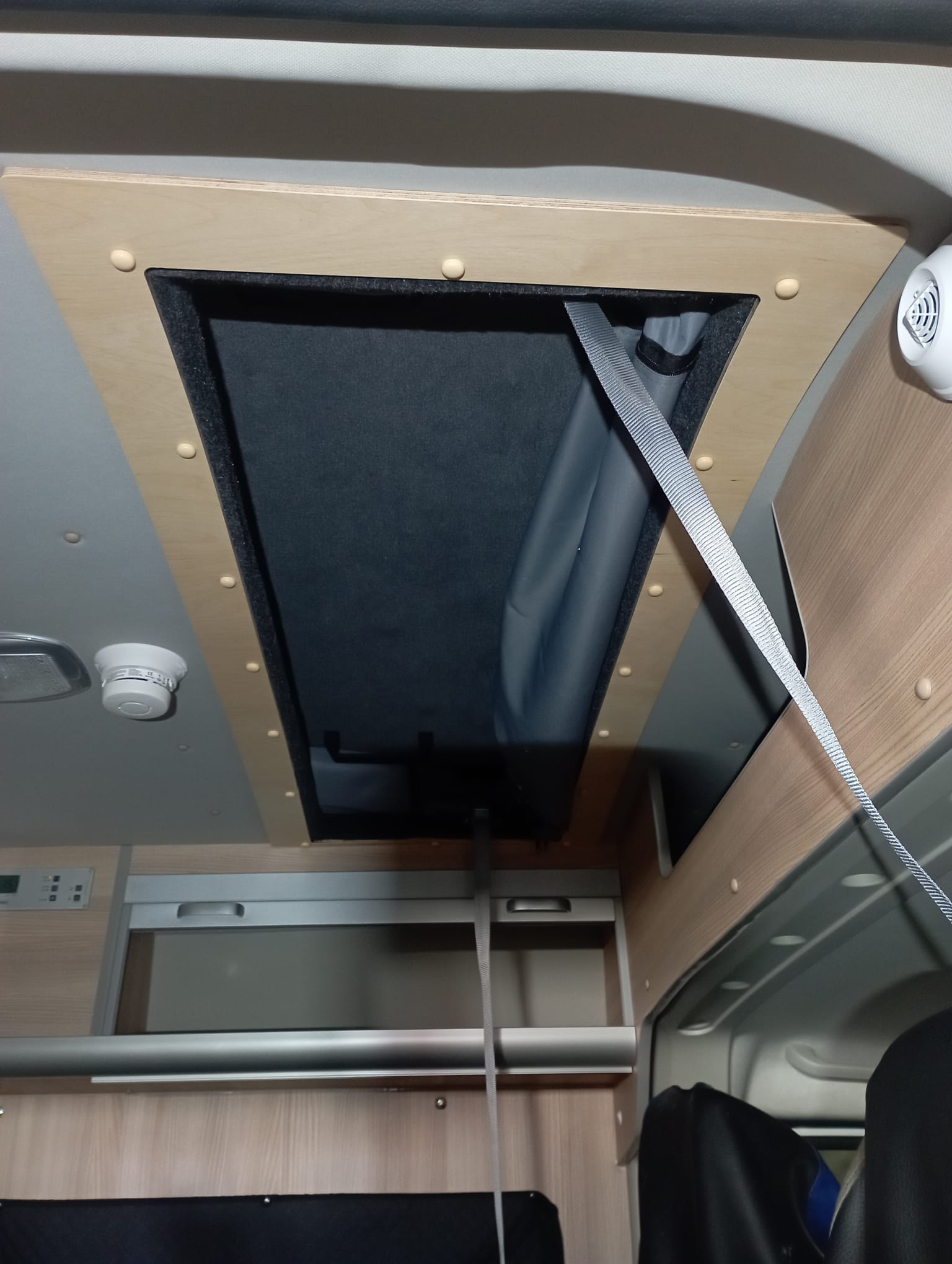 Peugeot Boxer z dachem sypialnym