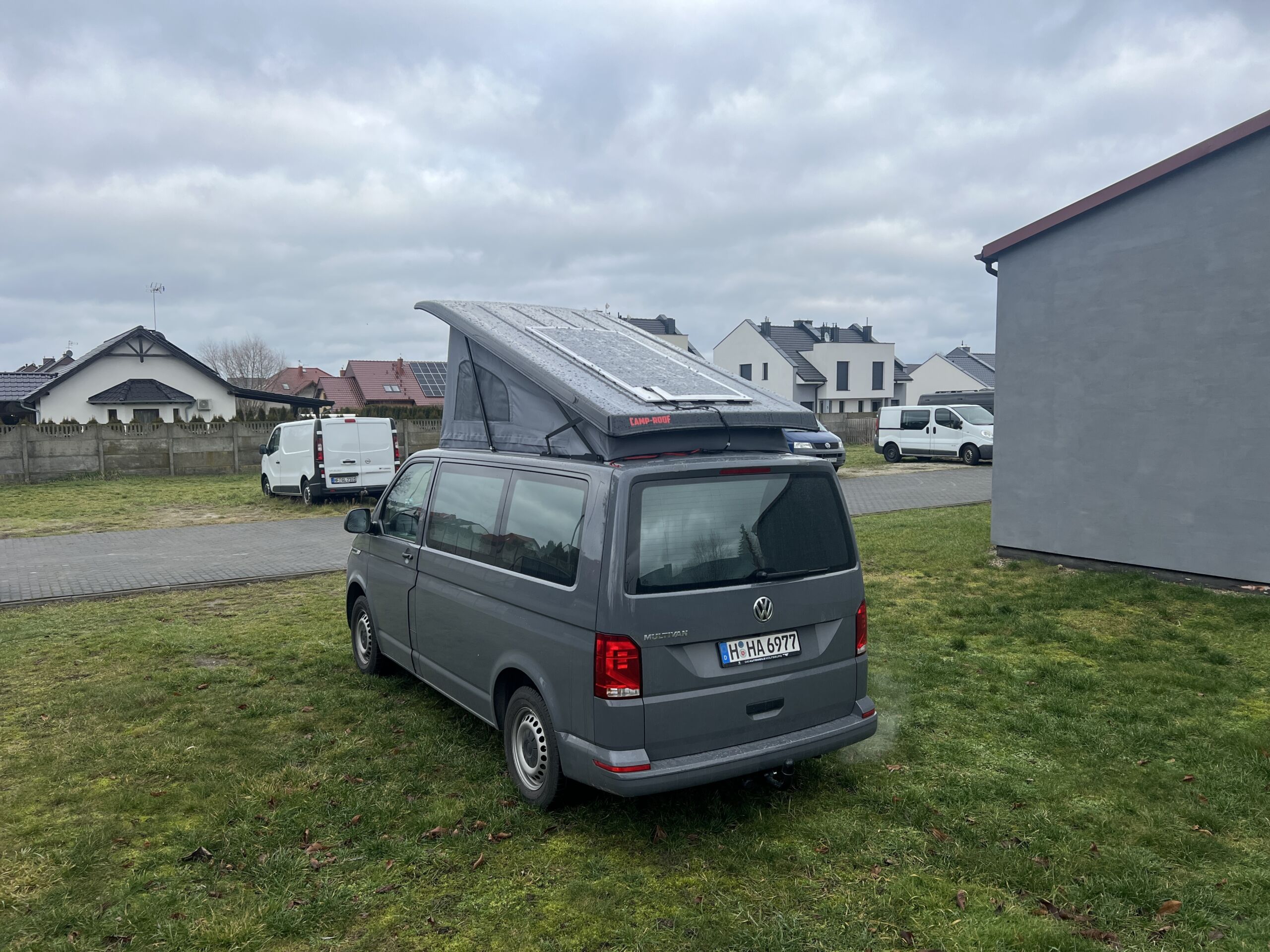 Volkswagen T6 dach sypialny z fotowoltaiką