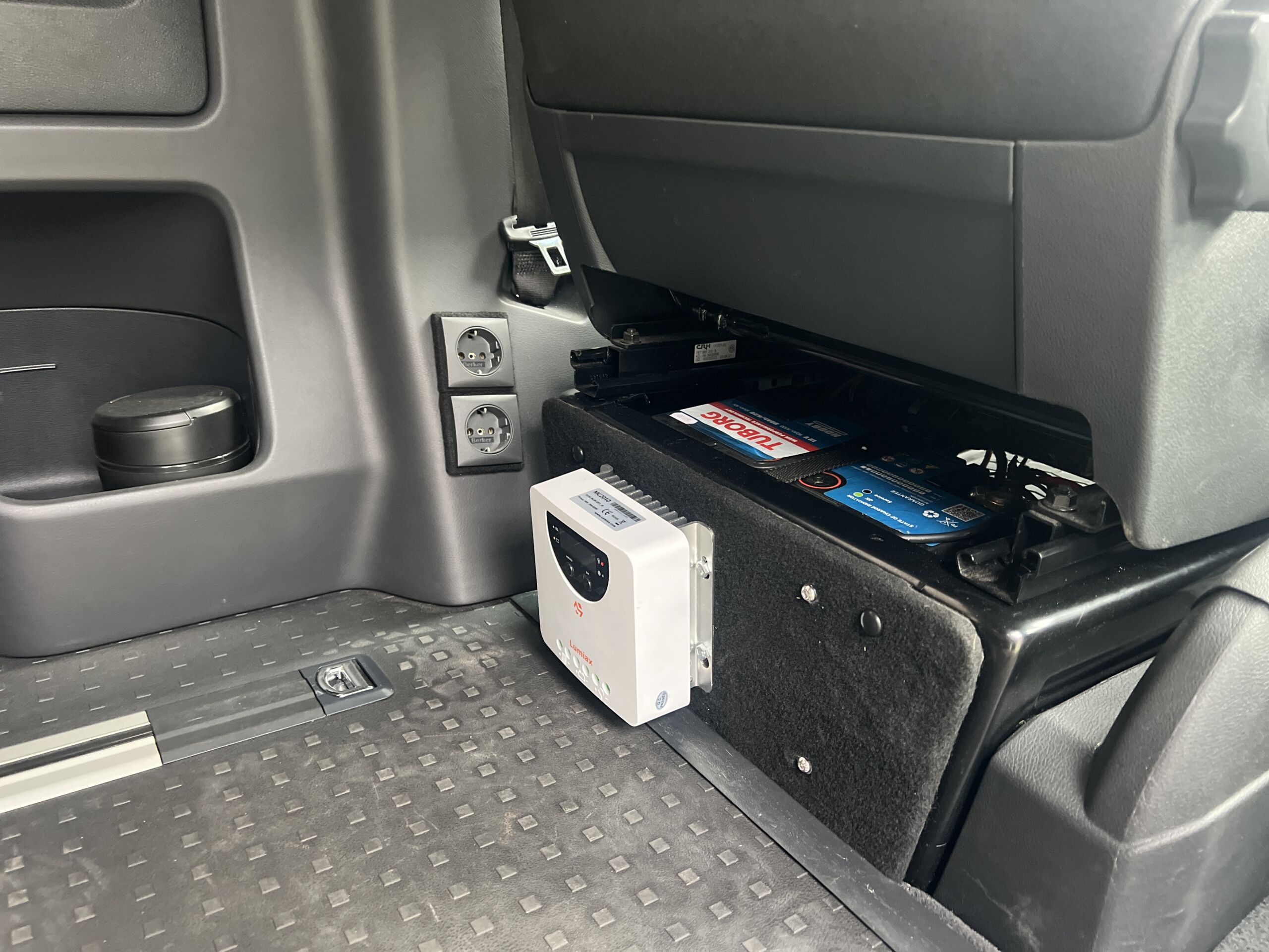 Volkswagen T6 dach sypialny z fotowoltaiką