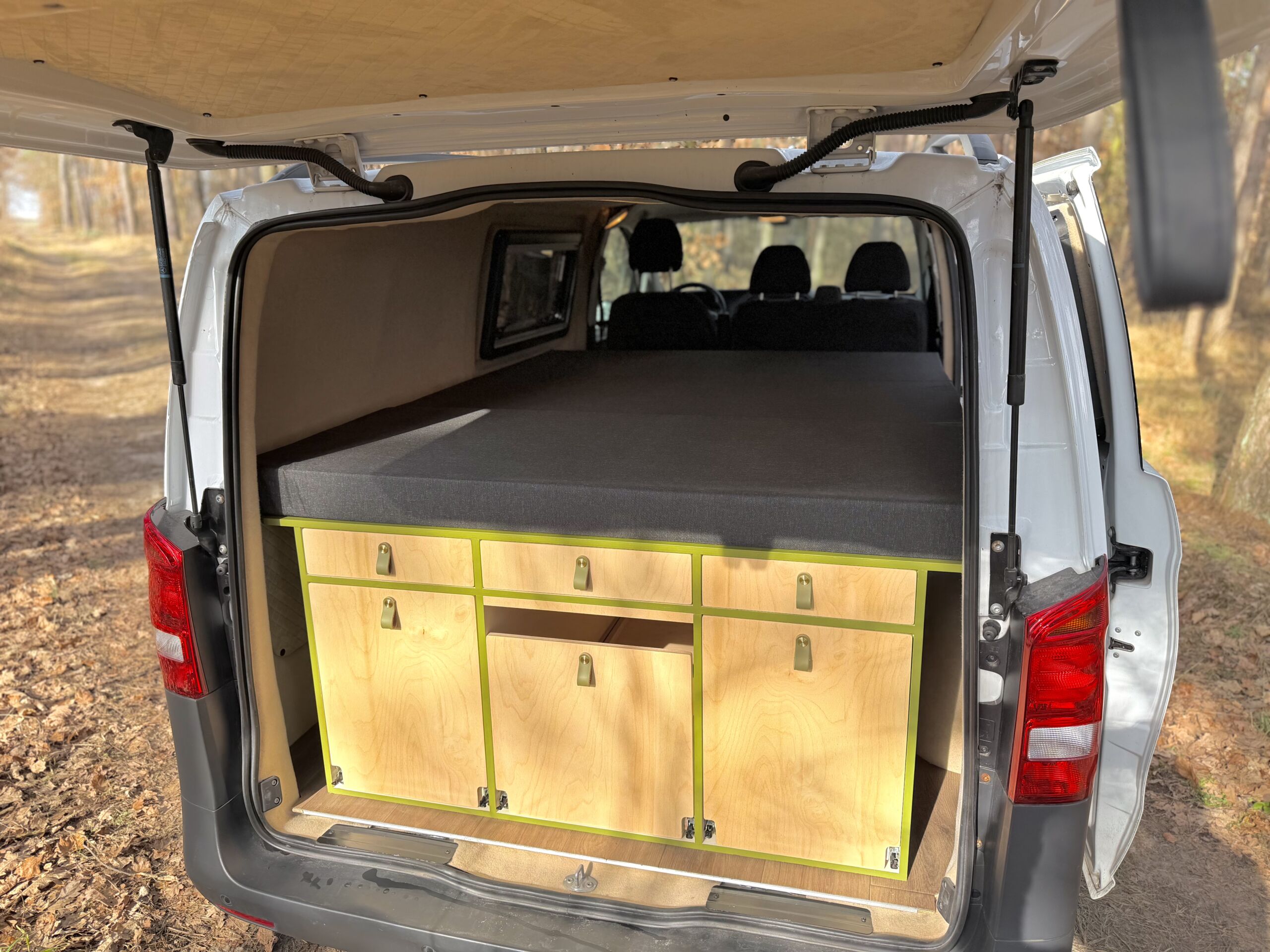 Mercedes Vito - zabudowa meblowa