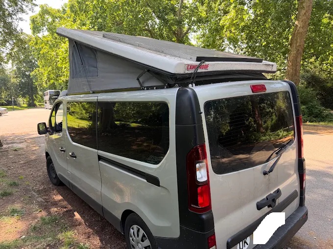 Opel (Vauxhall) Vivaro z dachem sypialnym