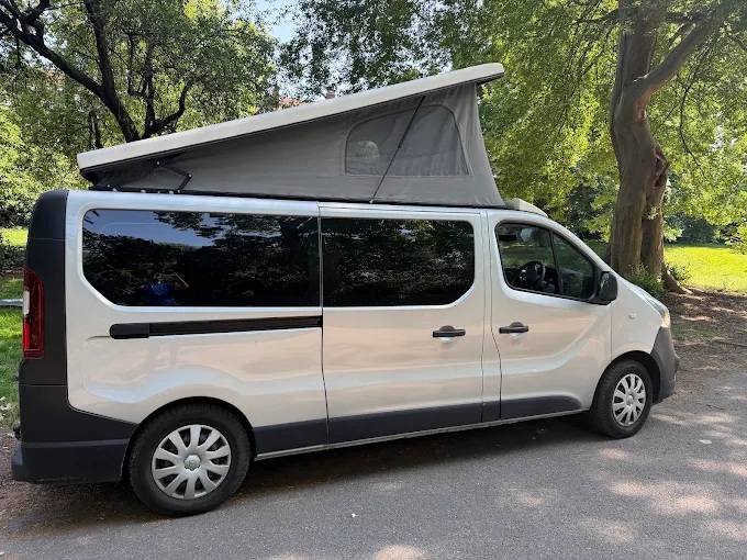 Opel (Vauxhall) Vivaro z dachem sypialnym