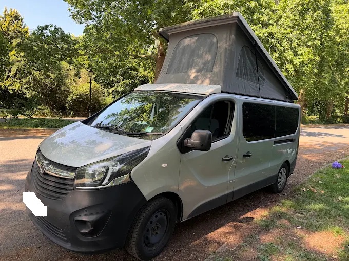 Opel (Vauxhall) Vivaro z dachem sypialnym