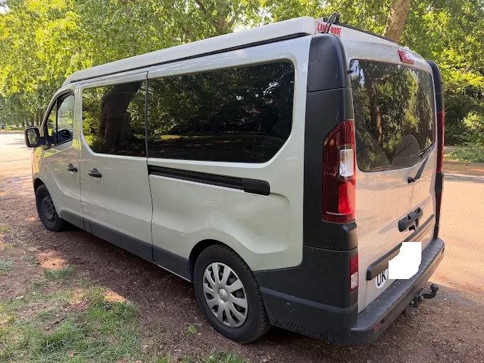 Opel (Vauxhall) Vivaro z dachem sypialnym