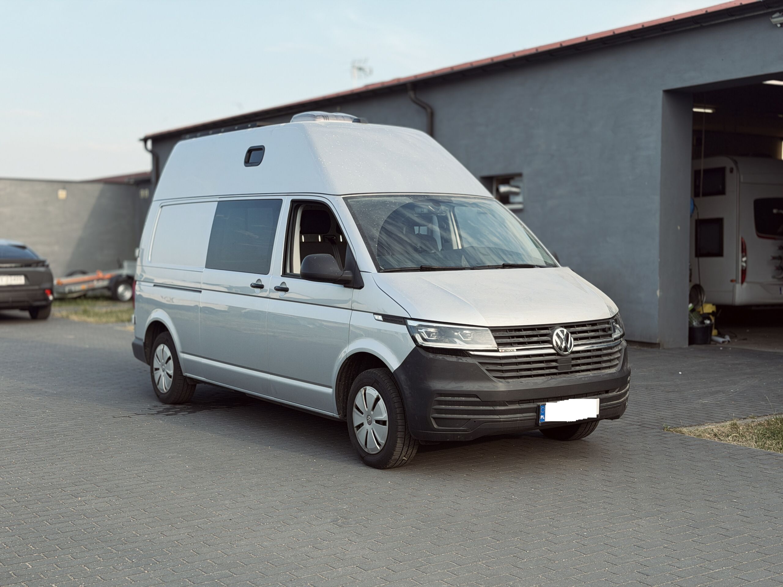 Volkswage T6 - zabudowa meblowa